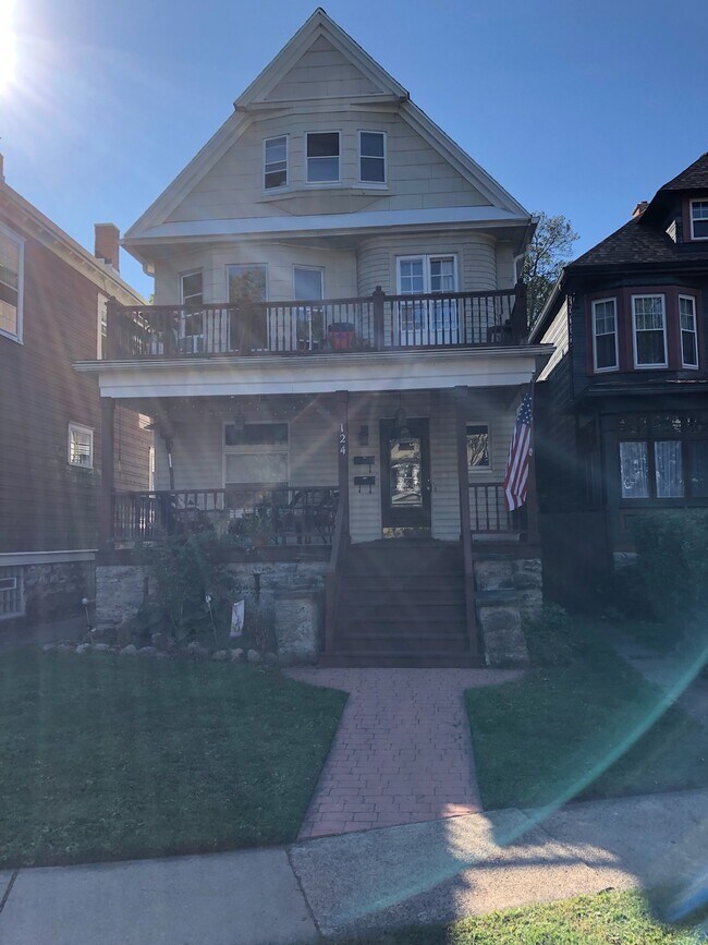 Front - 124 Greenfield St