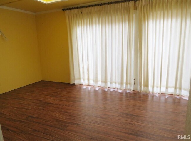 Foto del edificio - 529 Wellington Ct