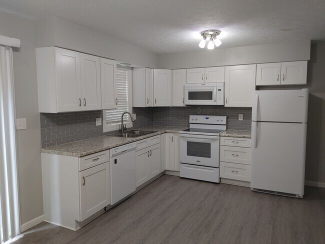 Building Photo - SPACIOUS TOWNHOME IN WILLOW TERRACE