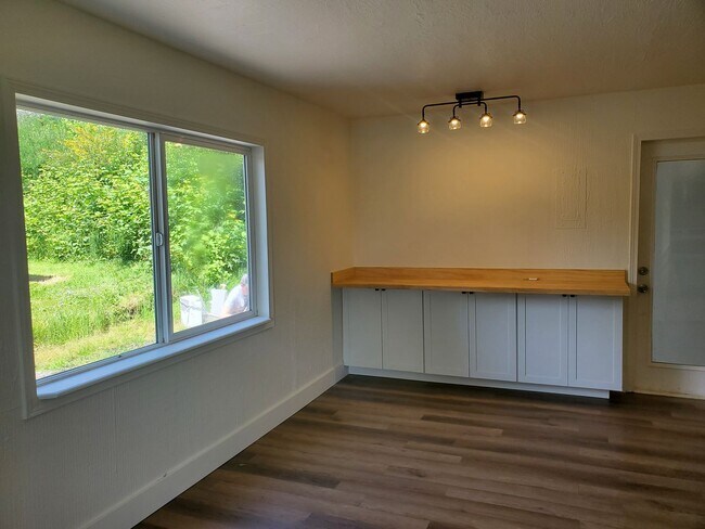 Building Photo - Recently Remolded Duplex