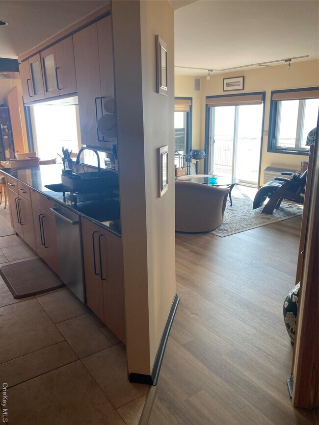 Foto del edificio - 780 W Broadway