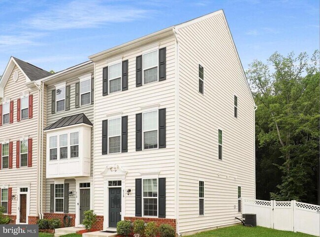 Building Photo - 716 River Crest Way