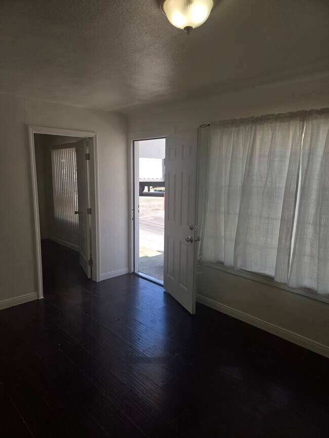Foto del edificio - 6417 Gifford Ave