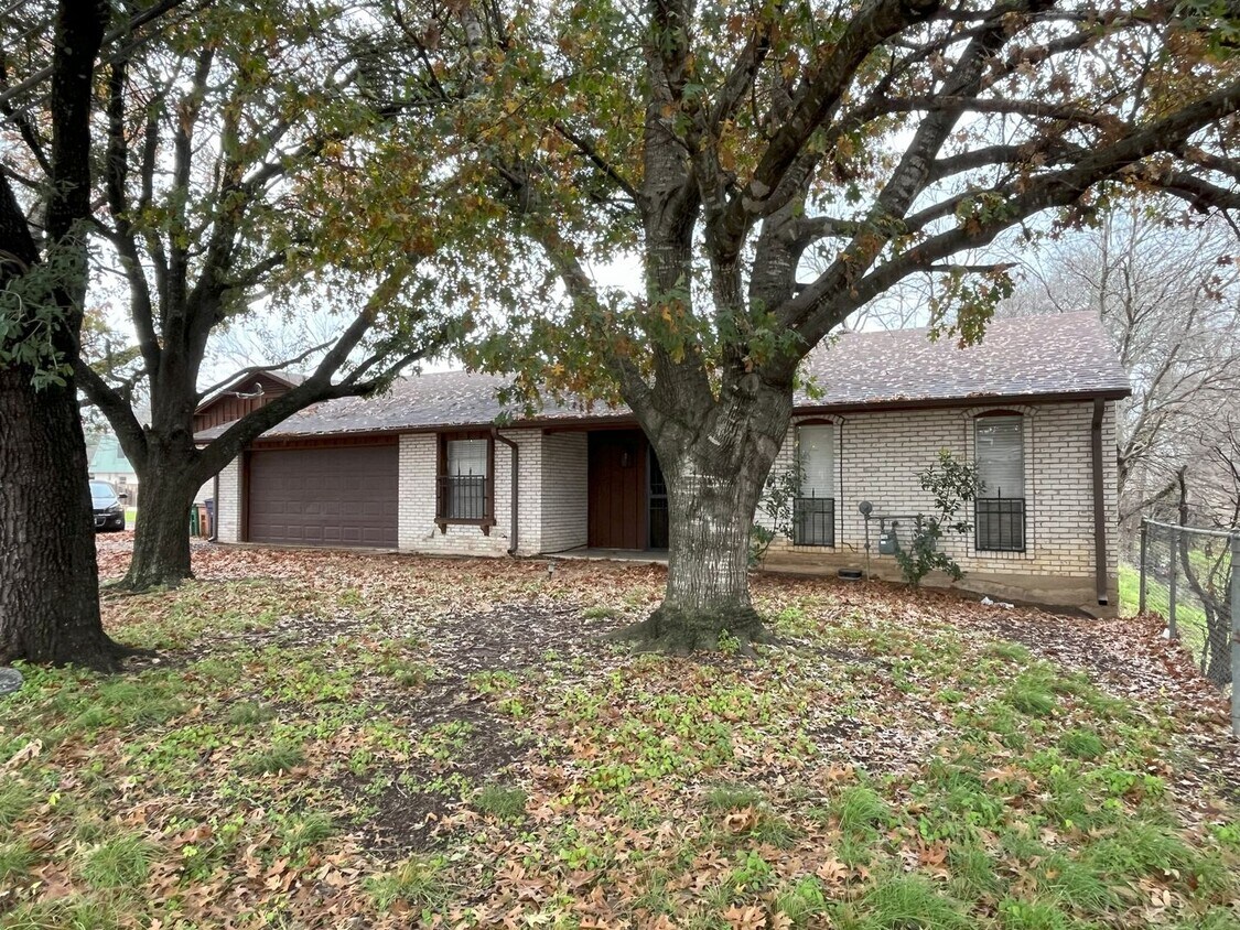 Foto principal - 2/2 WITH TWO Car Garage in GREAT Location
