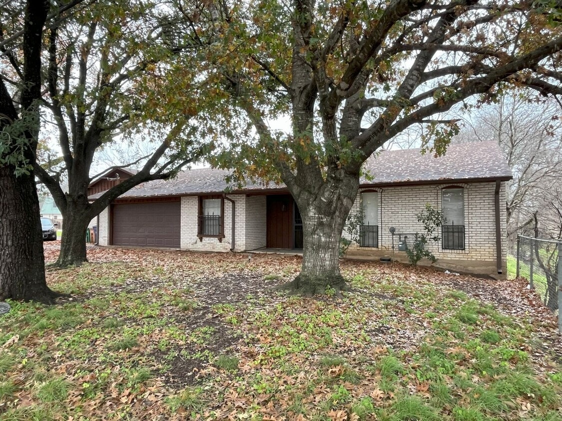 Primary Photo - 2/2 WITH TWO Car Garage in GREAT Location