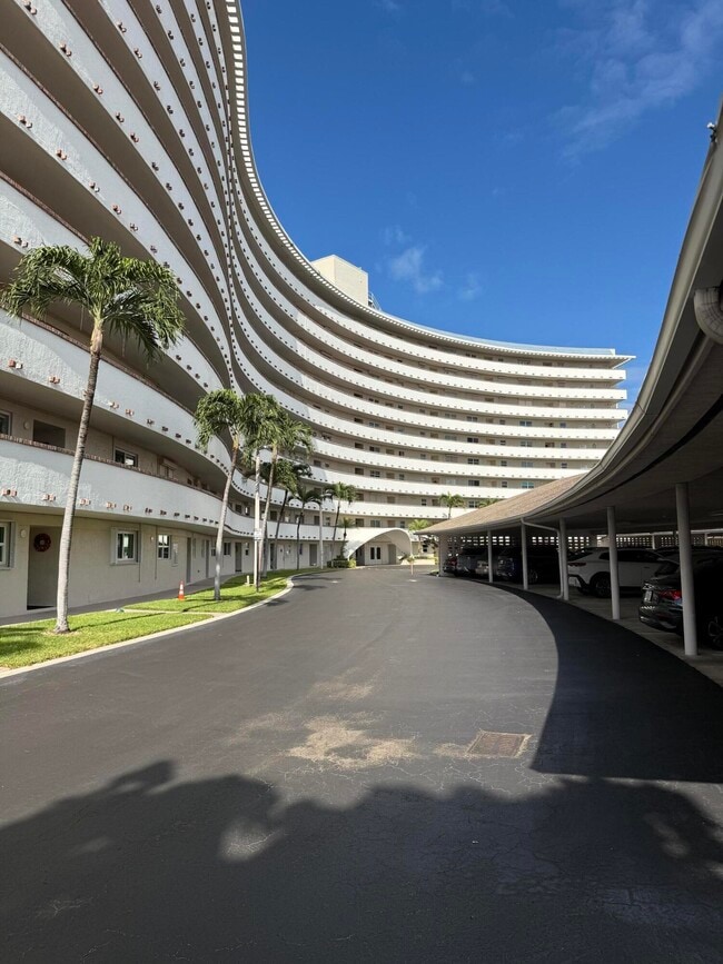 Foto del edificio - 1537 E Hillsboro Blvd