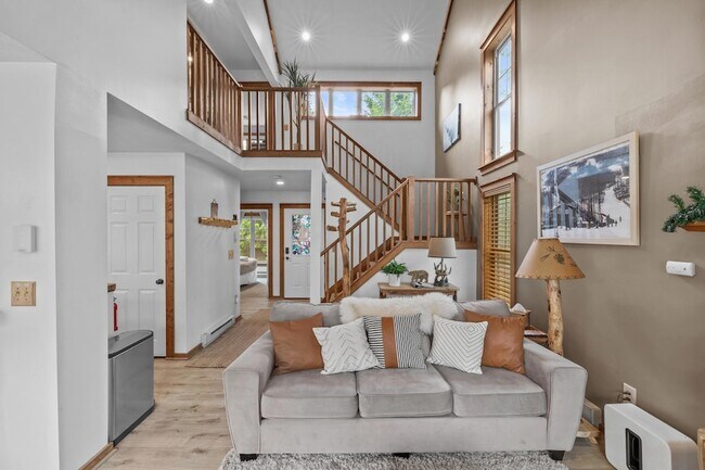 Foto del edificio - 358 Juniper Ct