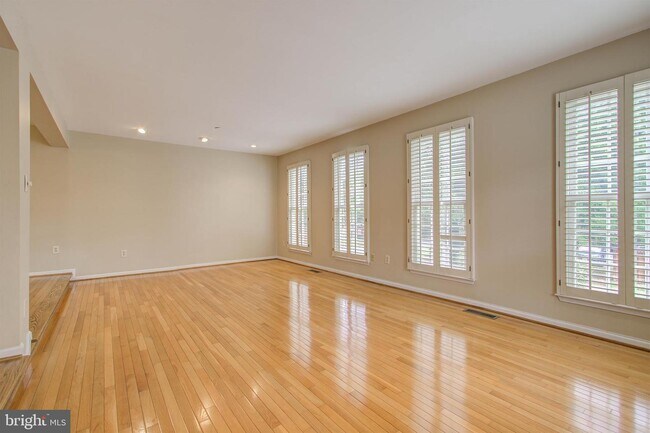 Building Photo - 5443 Whitley Park Terrace
