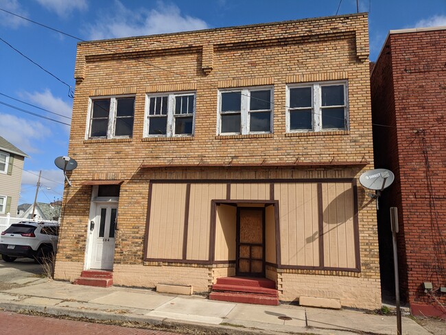 Building Photo - 304 Sycamore St