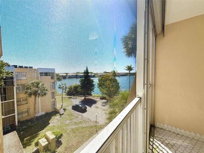 Foto del edificio - 920 NE 199th St
