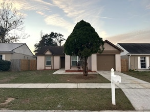 Building Photo - 233 Regal Park Dr