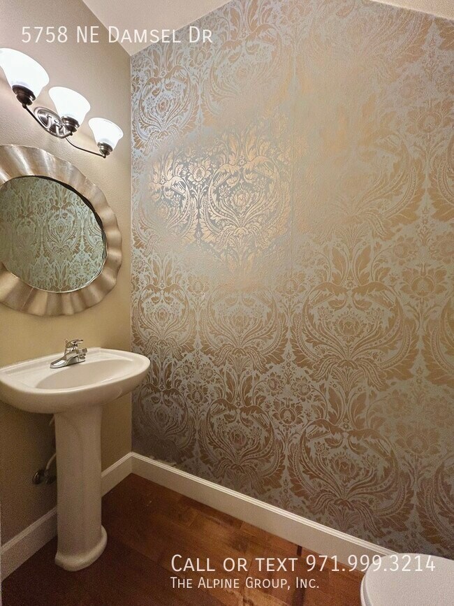 Foto del edificio - 5758 NE Damsel Dr