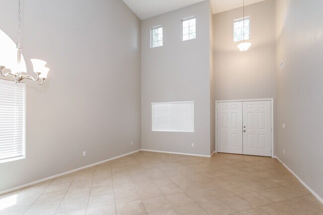 Building Photo - 472 Crocus Hill St