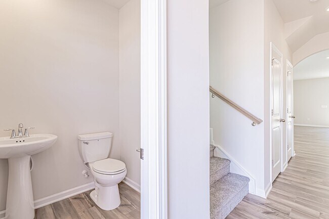 Foto del edificio - Price Improvement! END UNIT Brand New Town...