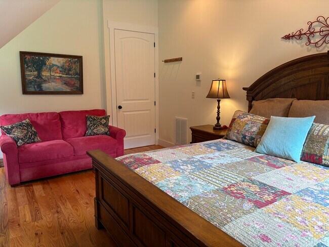 Primer dormitorio con cama king y sofá cama. - 274 Little River Campground Rd