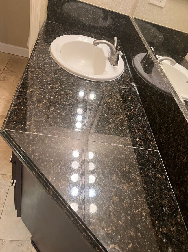 Foto del edificio - Luxury Condo in Natomas!