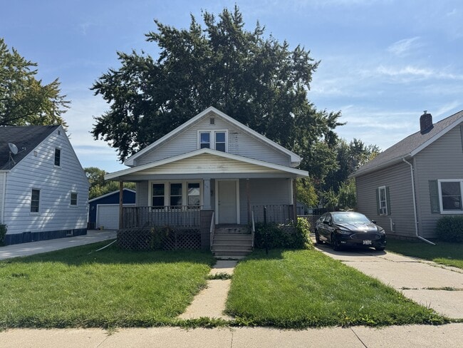 Building Photo - 611 Abrams St