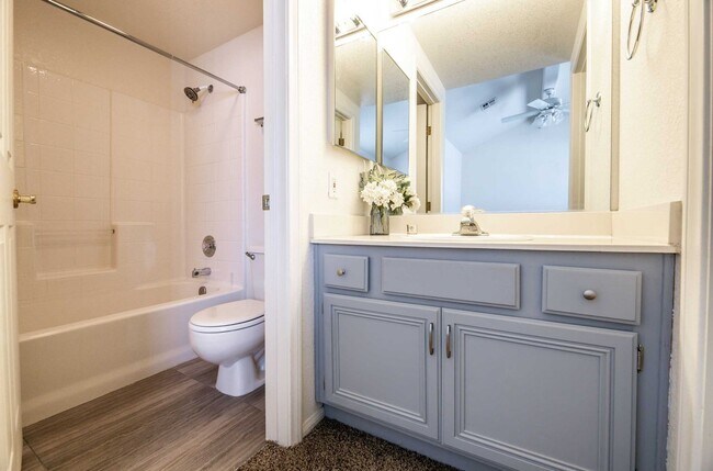 Foto del edificio - Cute FURNISHED 2 Bedroom Condo FOR RENT!