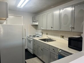 Building Photo - 100 Governors Dr