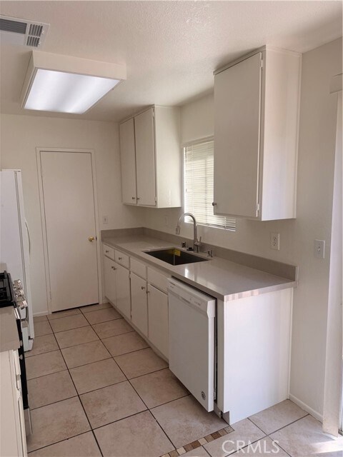 Building Photo - 74549 Sagebrush Dr