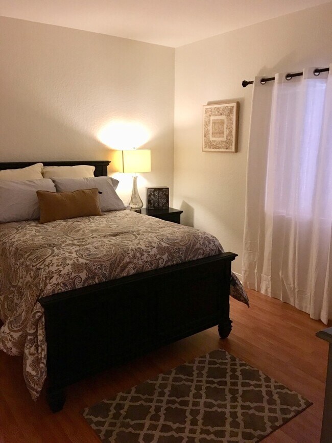 Building Photo - Gorgeous fully furnished 3 bedroom, 2 bath...