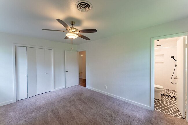 Foto del edificio - Beautifully Updated 3 bed/2 bath + Office/...