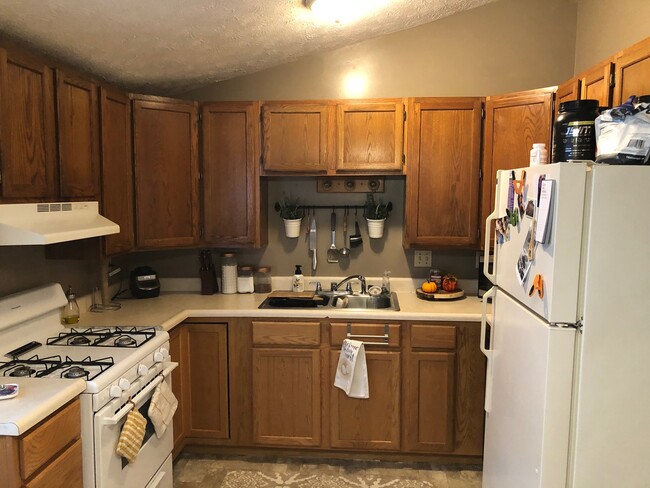 Foto del edificio - 3 Bedroom Ranch Home Avail JULY 2025.   Mo...