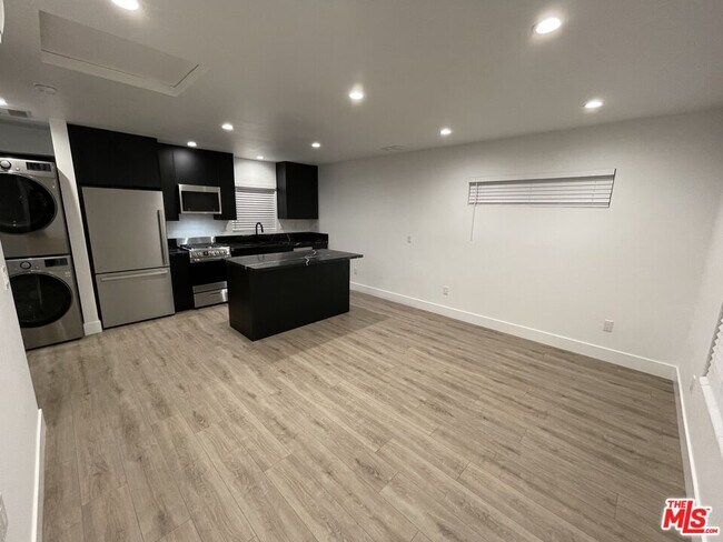 Foto del edificio - 9504 Gothic Ave