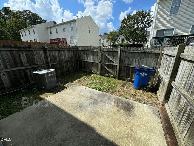 Foto del edificio - 4804 Tanglewood Oaks St