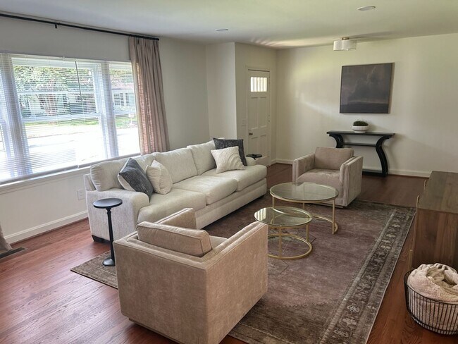 Foto del edificio - Beautiful 4 Bed 3 Bath Home Fully Furnishe...
