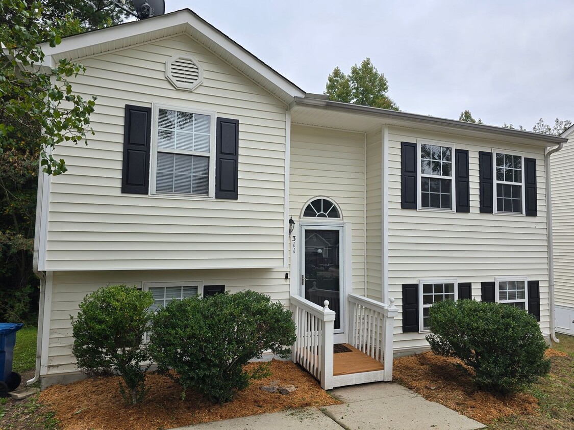 Foto principal - Spacious 3-Bedroom Split Level in Durham c...