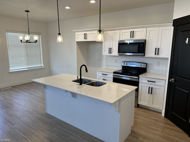 Building Photo - 4 br, 3.5 bath Townhome - 13103 S Keegan Dr