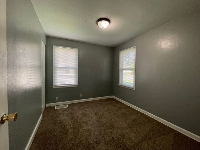 Building Photo - 2 Bedroom + Loft close to the Colleges!!