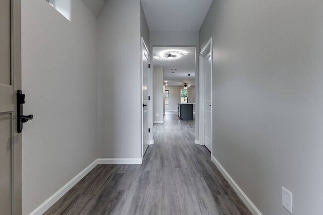 Building Photo - 271 Garry Dr