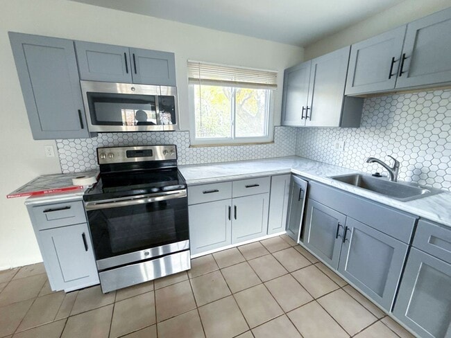 Building Photo - Beautifully Updated 4-Bedroom Ranch on a P...