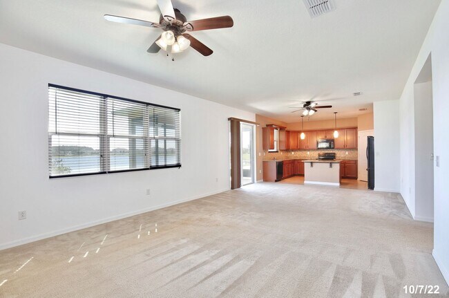 Foto del edificio - Beautiful 3/ 2 Home with a 2 Car Garage and a Water view- St Cloud!