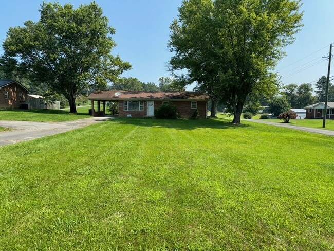 Building Photo - 3 Bedroom, 1 Bath Home Located in Baileyto...