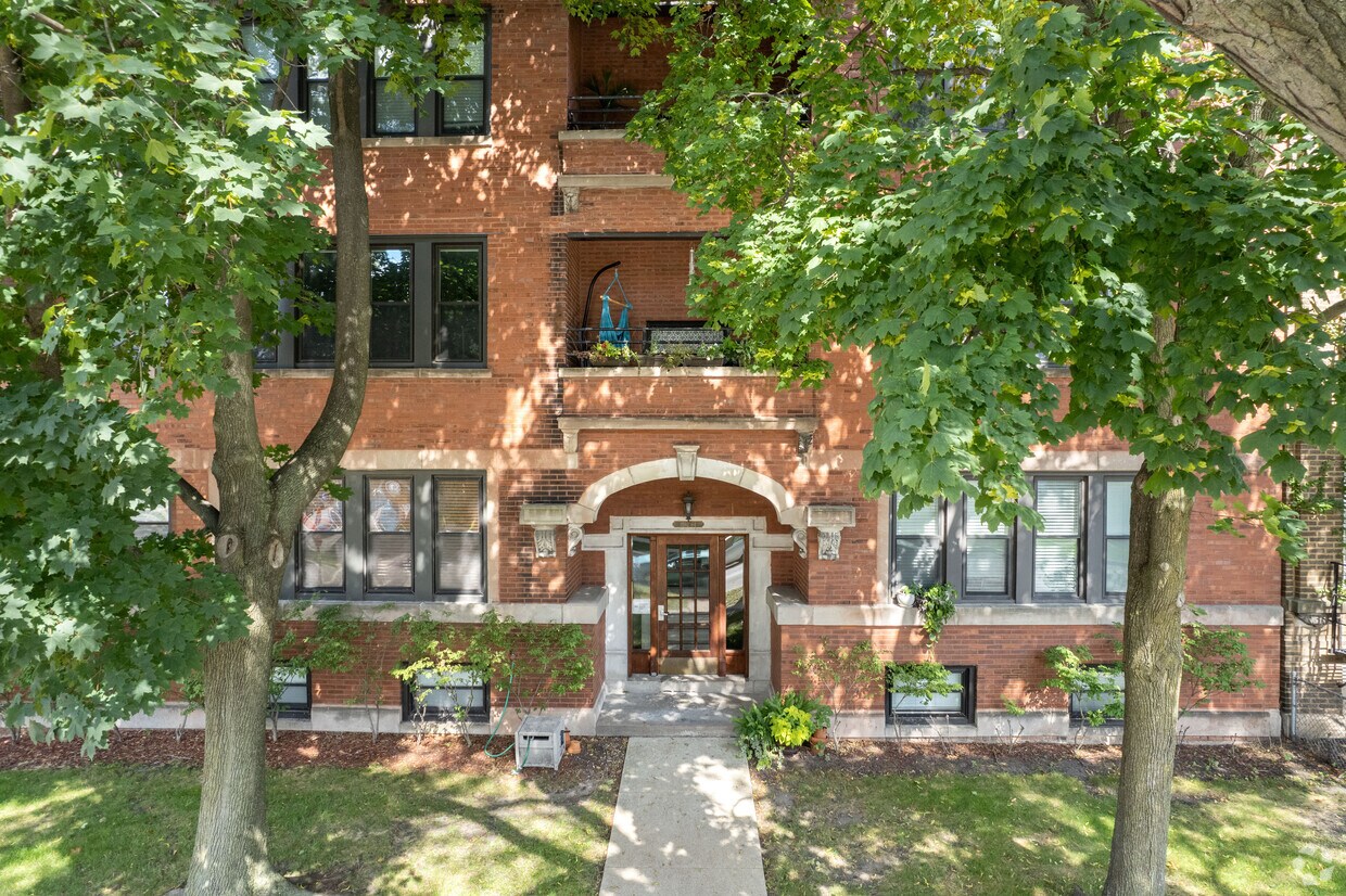 Entrance - 6705 N Lakewood Ave