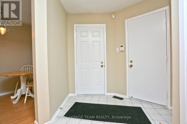 Building Photo - 15 Forestlane Private