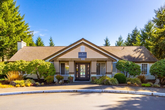 El exterior de nuestra oficina de arrendamiento en Capitol City en Lacey, WA - Capitol City Apartments