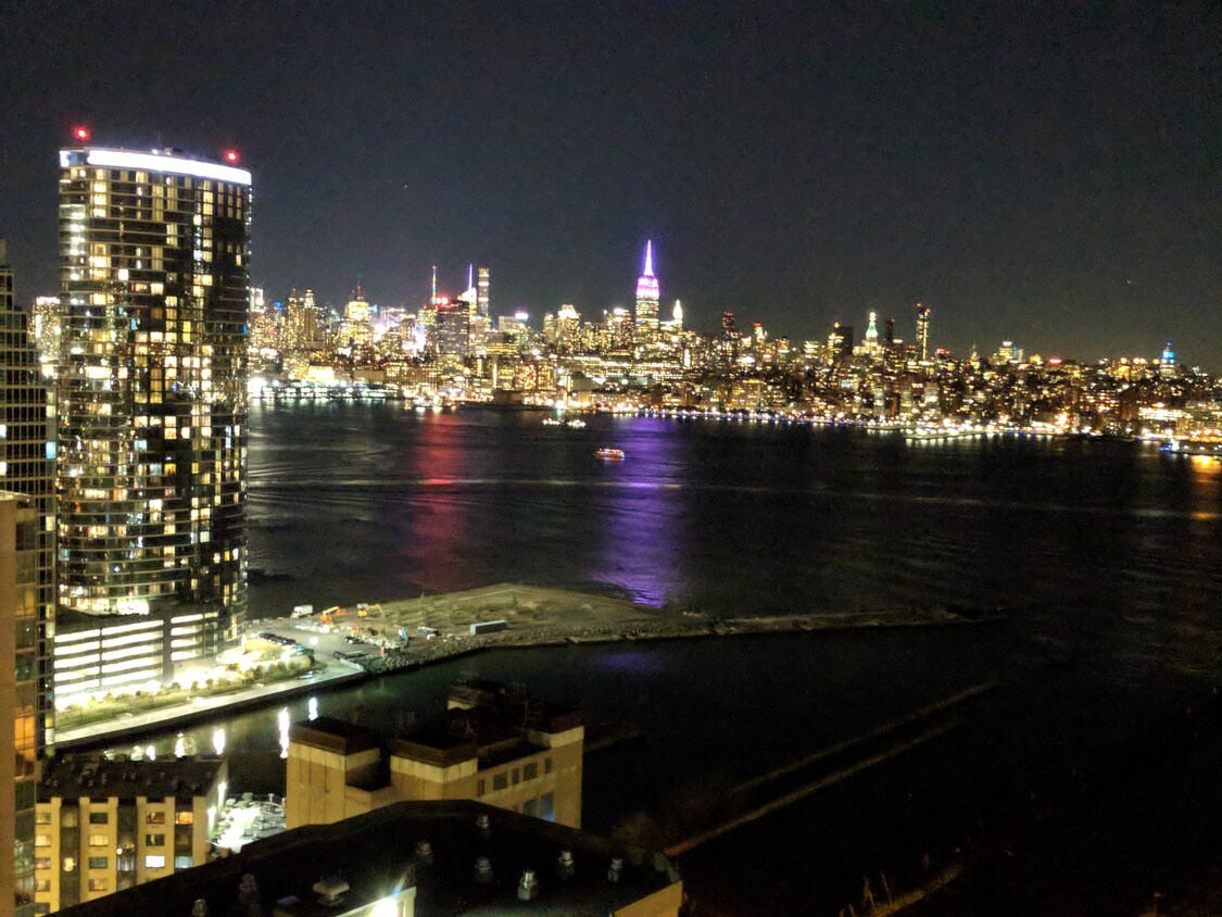 Vista nocturna desde la ventana - 45 River Dr S