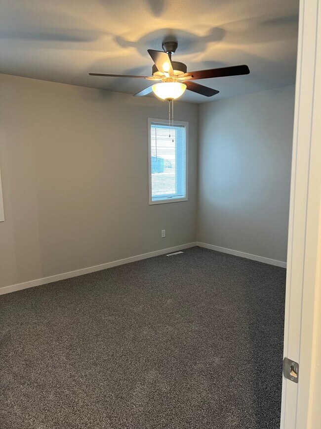 Building Photo - 3 Bed 2 Bath Single Family Home