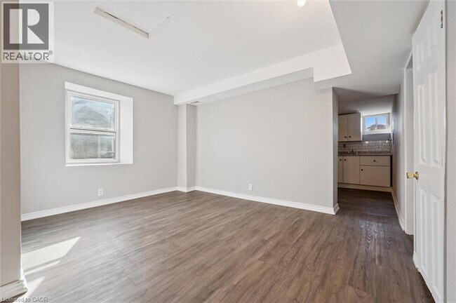 Photo du bâtiment - 906 King St E