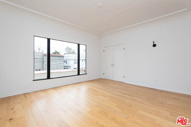 Building Photo - 414 N Curson Ave