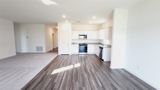 Building Photo - 6335 Highland Trl Dr