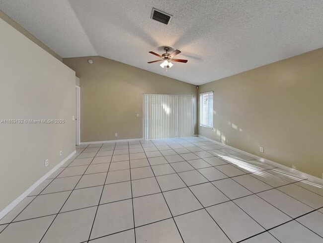Foto del edificio - 9667 SW 3rd St