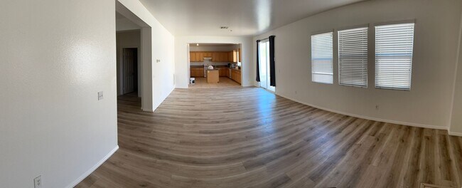 Building Photo - Large 5 bedroom / 2.5 Bathroom Perris Home