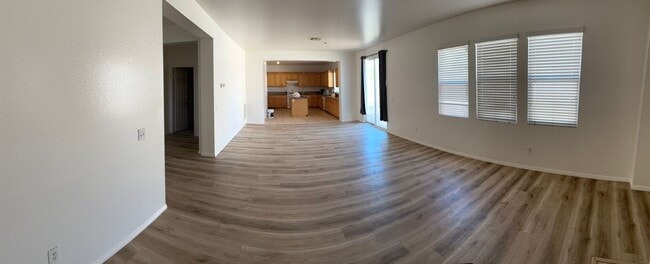 Foto del edificio - Large 5 bedroom / 2.5 Bathroom Perris Home