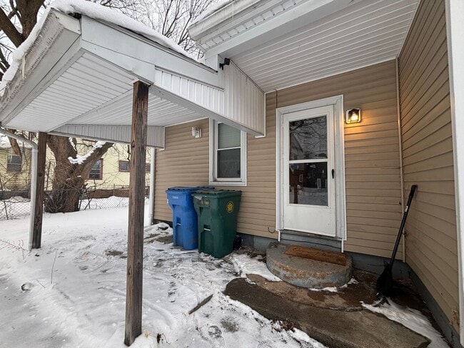 Building Photo - 3 Bedroom 1.5 Bath House - Parking/Laundry Hook-Ups!