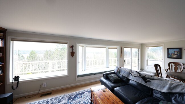 Foto del edificio - 3 Bed 2.5 Bath - View Home - Private Large Lot - Pet Friendly - NAS Whidbey